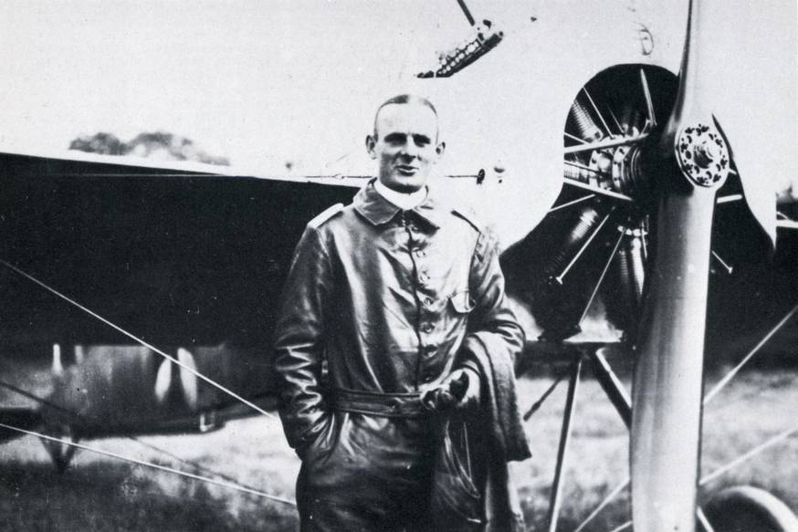 Летчик Отто Паршау у серийного самолета Фоккер Е IV – один из первых немецких пилотов-истребителей, Паршау принимал участие в испытаниях его прототипа Фоккер М.15